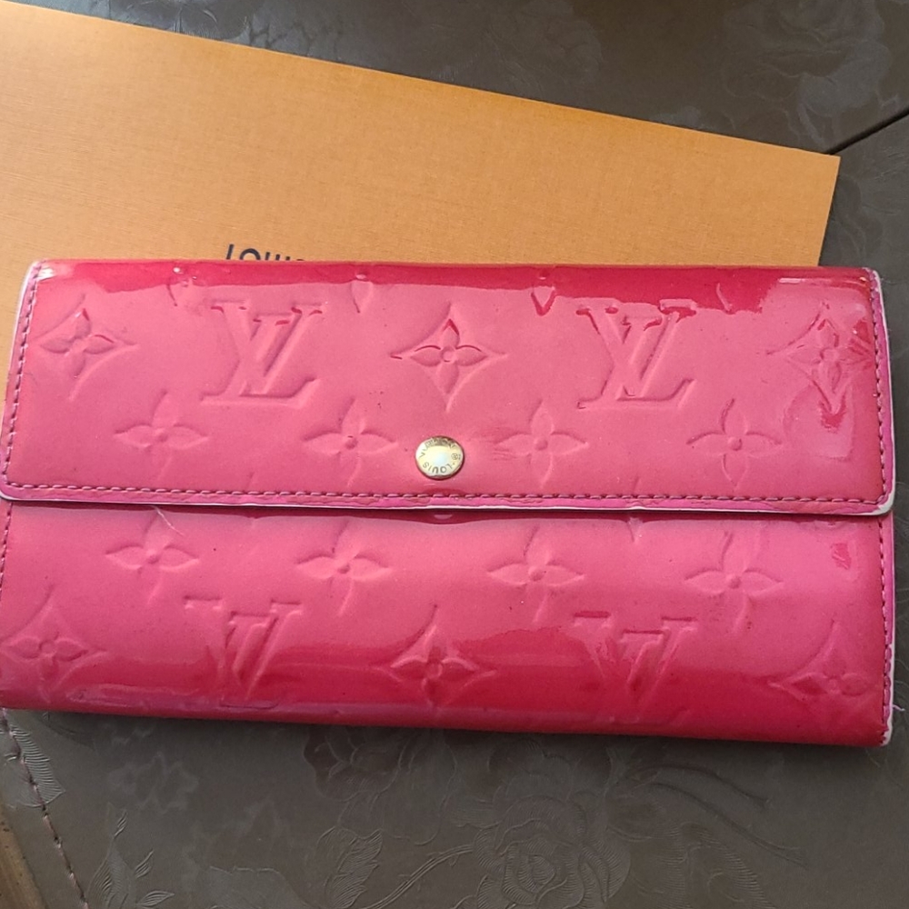 Authentic Louis Vuitton Sarah Vernis Wallet